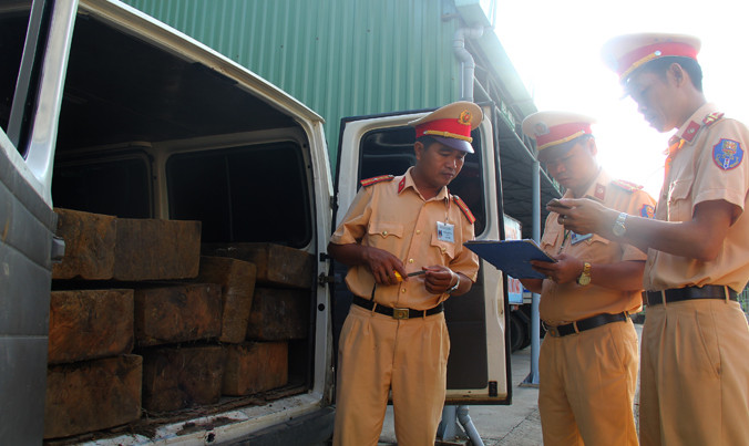 Xe chở gỗ lậu núp bóng xe tang. Ảnh: C.A.