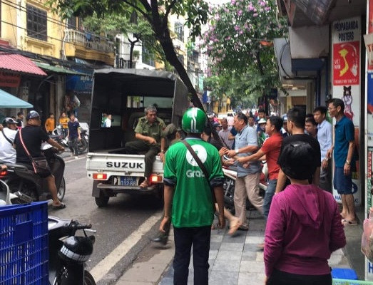 Cảnh sát khống chế nam thanh niên đưa về trụ sở.