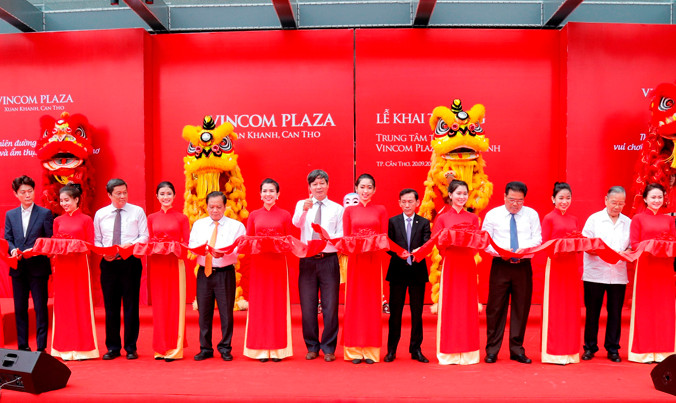 Cắt băng khai mạc.