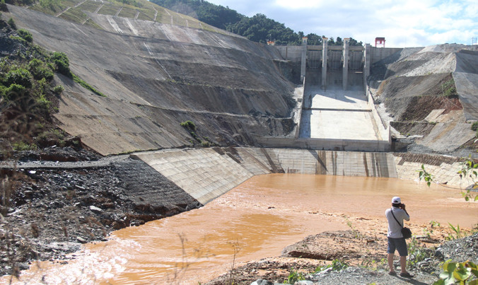 Sự cố vỡ van đường dẫn thủy điện Sông Bung 2 khiến hai công nhân mất tích và cùng nhiều tài sản của người dân bị cuốn trôi.