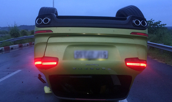 Ôtô lật chổng vó sau cú đâm vào rào chắn bến đường. Ảnh: Vân Quỳnh.