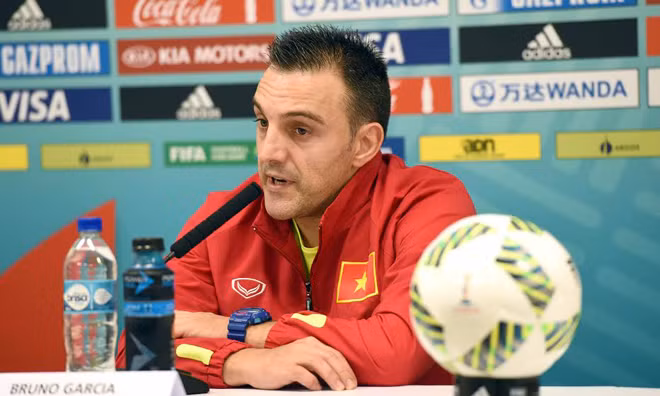 HLV trưởng tuyển futsal Việt Nam Bruno phát biểu với báo chí trước trận đấu với Tuyển Nga.