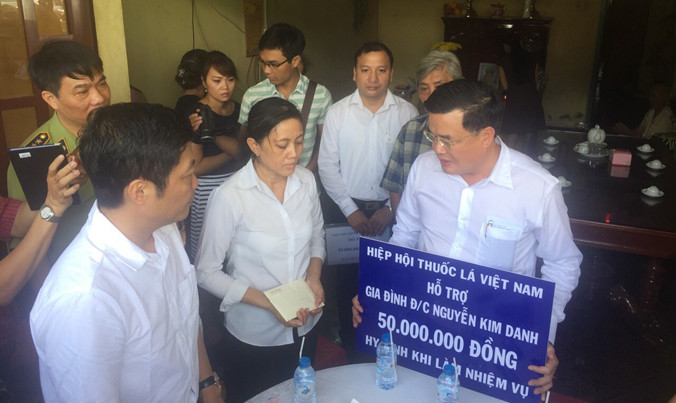 Chủ tịch Hiệp hội thuốc lá VN trao 50 triệu đồng hỗ trợ.