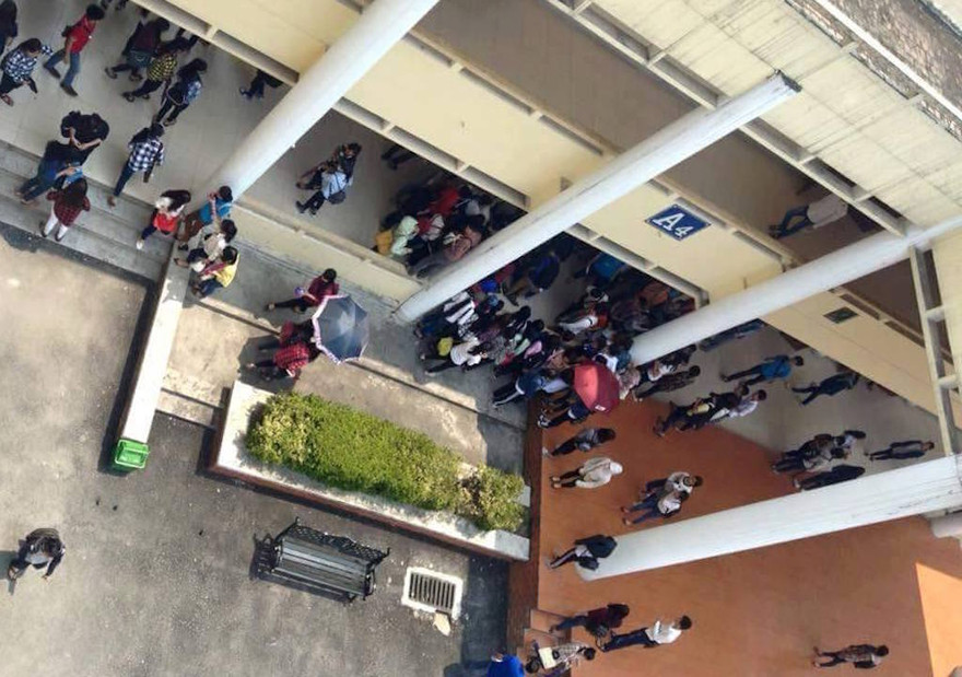 Khu vực xảy ra sự việc là nhà A4 khi nhiều sinh viên hoảng hốt đứng nhìn (Ảnh: nguồn FB)