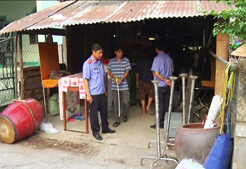 Cơ quan chức năng khám nghiệm hiện trường. Ảnh: Hồ Nam