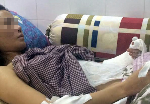 Người phụ nữ với vết chém gần lìa bàn tay. Ảnh: Q.T