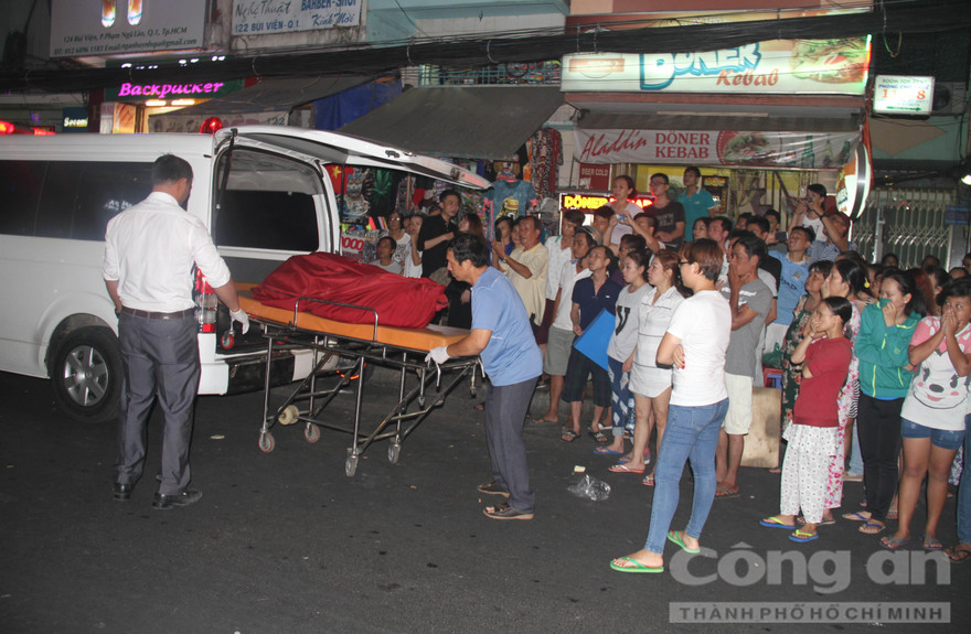 Đang đưa thi thể nạn nhân ra khỏi khách sạn