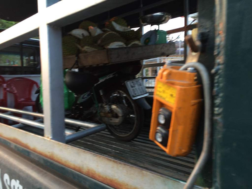 Xe của những người bán hàng rong đang bị tạm giữ