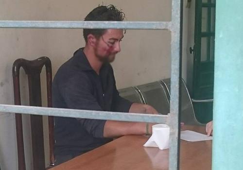 Nam thanh niên quốc tịch Đức tại trụ sở công an