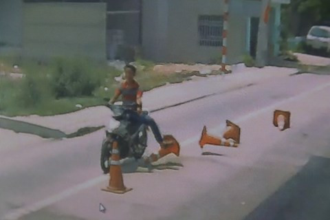 Đức đi xe máy không đội mũ đá văng dãy phân cách giao thông bằng nhựa