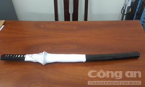 Cây kiếm Nhật ông Anh dùng để chém gần đứt lìa tay đối thủ - Ảnh: Tuấn Thành