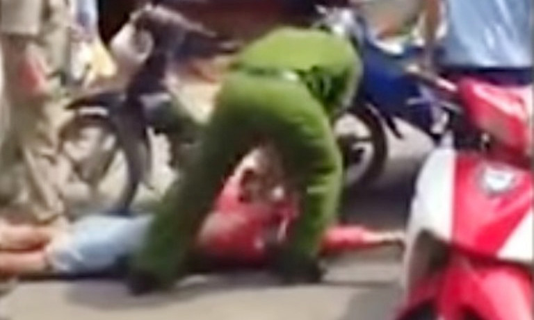 Hình ảnh thượng sĩ Hà xô xát với người bán hàng rong