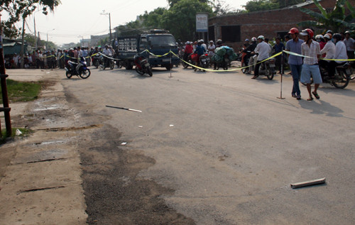 Cuộc rượt đuổi trên đoạn đường dài, người dân không dám mở cửa xem. Ảnh: Tiến Hùng.