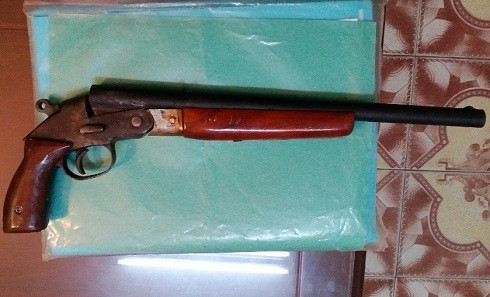 Khẩu súng tự chế Bình sử dụng dọa bắn người thân. Ảnh. Hồng Vân