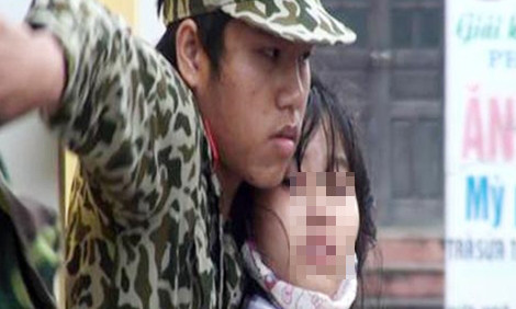 Giây phút nguy kịch với nữ sinh khiến nhiều người thót tim