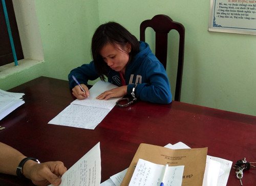 Nghi phạm Hằng tại công an. Ảnh: H.T.