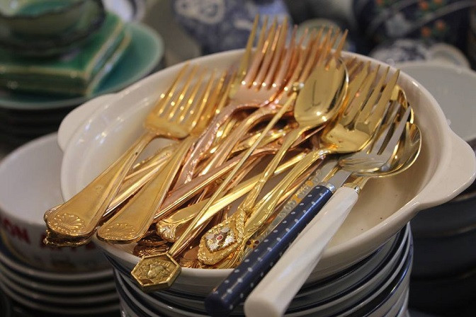 Một chiếc thìa mạ vàng có giá đắt gấp 10 lần chiếc thìa inox bình thường