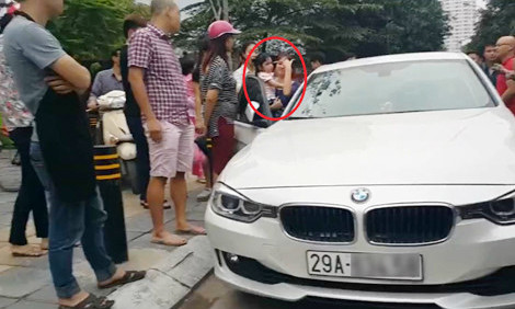 Bố dùng búa đập vỡ kính xe BMW để giải cứu con gái