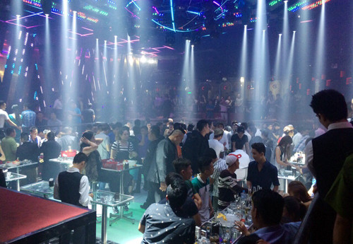 Gần 300 khách chơi trong bar lúc rạng sáng. Ảnh: Quốc Thắng