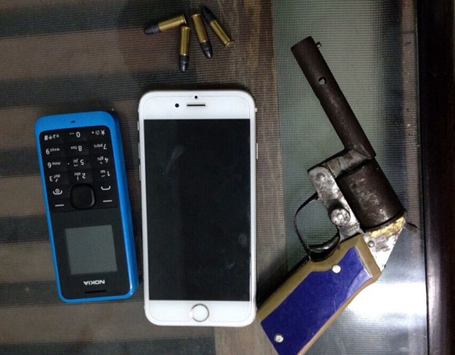 Khẩu súng tự chế Quang mang trên người. Ảnh: Q.H.