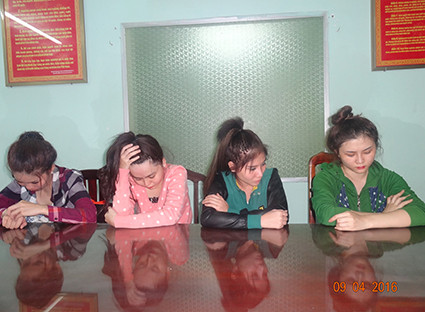 Các đối tượng bị bắt (từ trái qua phải), gồm: Lê Ngọc Nguyệt; Trần Thị Hoàng Yến; Nguyễn Thị Kim Hai; Nguyễn Thúy An