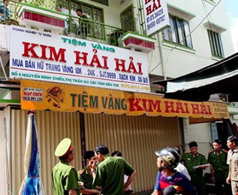 Công an điều tra hiện trường vụ trộm tiệm vàng