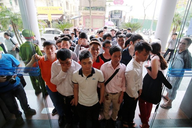 Chiều 12/4, người dân tại Hà Nội có thể mua tiền mệnh giá 100 đồng tại 2 điểm 47 Lý Thường Kiệt và 49 Lý Thái Tổ