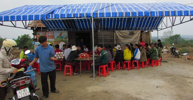 Gia đình lo hậu sự cho em Trang. - Ảnh: Zing