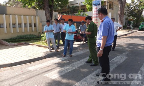 Cơ quan chức năng đang khám nghiệm hiện trường vụ truy sát