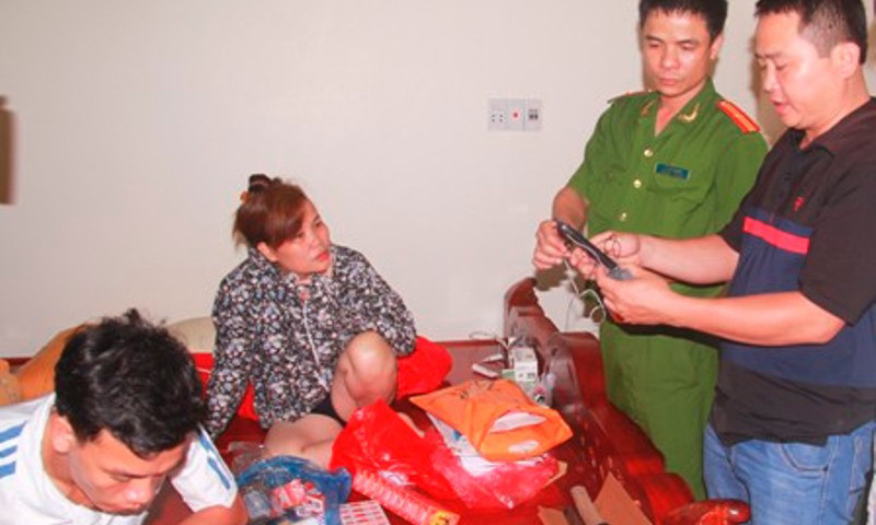 Lực lượng chức năng kiểm tra tang vật trong vụ đánh bạc qua mạng gần 5.000 tỷ vào năm 2014