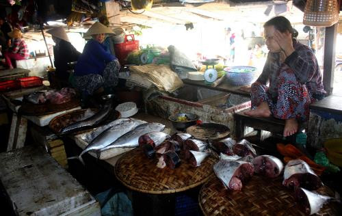 Nhiều tiểu thương ngồi cả ngày không bán được hàng