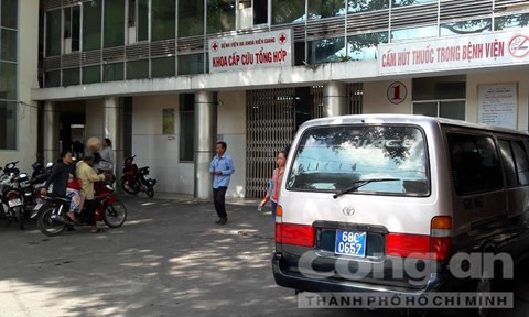 Phòng cấp cứu, nơi 2 bên người nhà Y và Hùng hỗn chiến