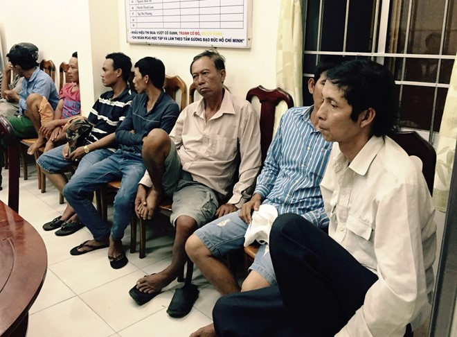 Các nghi can đá gà ăn tiền tại cơ quan điều tra. Ảnh: CTV