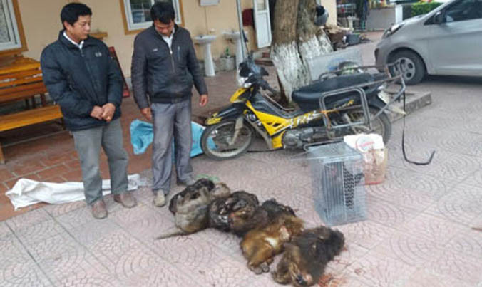 Hai đối tượng và tang vật tại CQĐT.