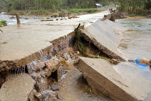 Nhiều tuyến giao thông, đập tràn tại Bình Định hư hỏng do mưa lũ. Ảnh: Tuấn Minh.