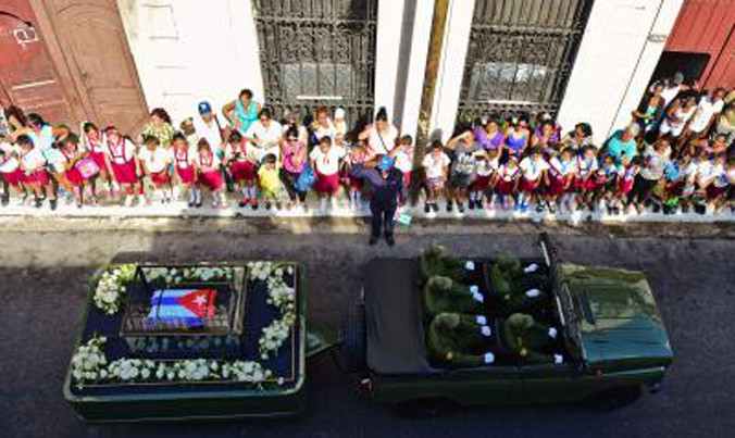 Người dân Cuba vĩnh biệt Lãnh tụ Fidel Castro khi đoàn xe tang mang tro cốt của ông đi qua tỉnh Matanzas ngày 30/11. Ảnh: EPA/TTXVN.