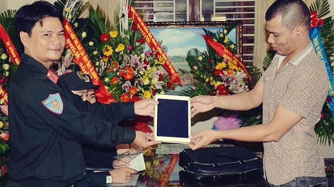 Đại diện Phòng Cảnh sát Bảo vệ và Cơ động (PC 65) – CA tỉnh TT. Huế trao trả lại tài sản cho anh Quân.