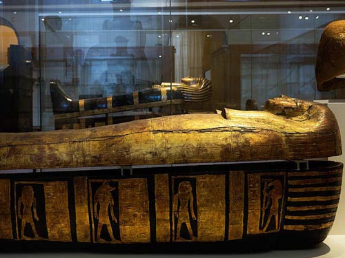 Cỗ quan tài mạ vàng hình người của vợ chồng Kha được trưng bày trong Bảo tàng Ai Cập ở Turin, Italia. Ảnh: Michelangelo de Biasio.