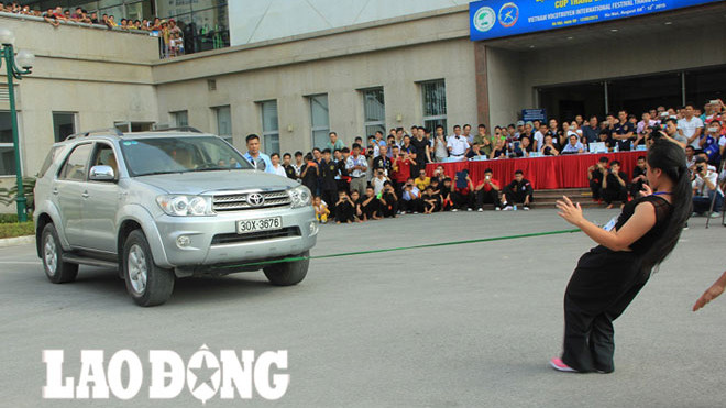 Nguyễn Thị Thu Huệ kéo xe 7 chỗ.