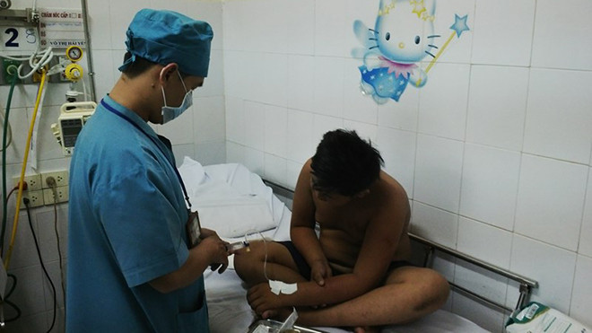  Bé T. đi câu, “tiện tay” chọc tổ ong vò vẽ và bị ong chích tơi bời. Ảnh: Quốc Ngọc.