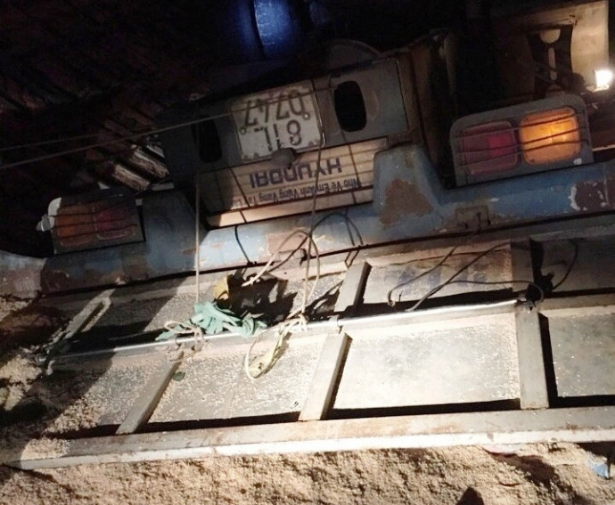 Hiện trường chiếc ô tô tải bị lật ngửa trên đèo lò xo.