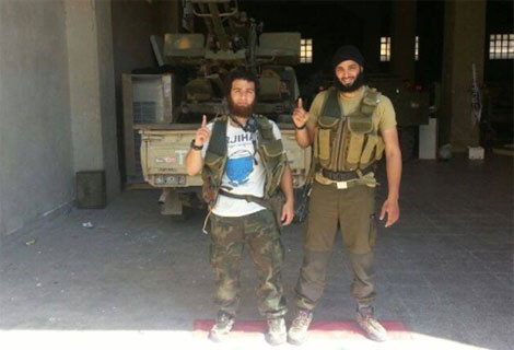 Abu Ibrahim al-Suedi (bên phải) sau ngày cưới Umm Haritha.