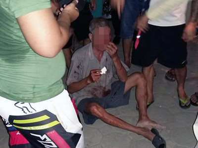 Nam thanh niên to béo, mắc quần soóc, áo phông xanh hành hung ông cụ, bị người dân giữ lại, giao cho Công an phường Phú Diễn.