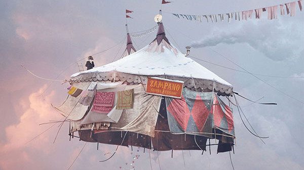 Một rạp xiếc được treo lủng lẳng trên sợi dây diện mỏng manh.