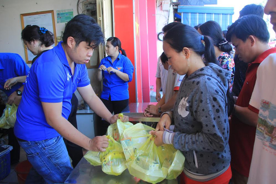 Trao những phần cơm ấm áp nghĩa tình đến với người nghèo