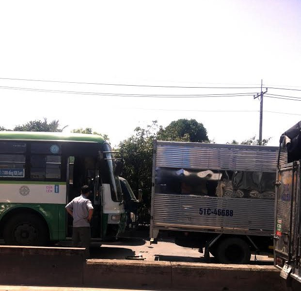 Xe tải thắng đột ngột khiến xe buýt đâm thằng vào đuôi xe tải. Ảnh: Tân Châu