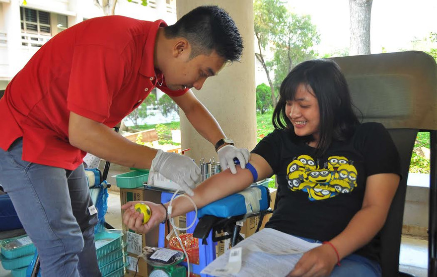 Sinh viên vui vẻ hiến máu