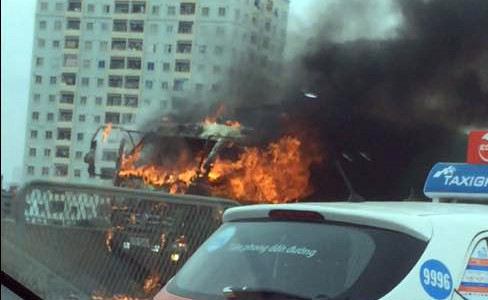 Chiếc xe tải cháy dữ dội trên đường vành đai 3. Ảnh: T.S