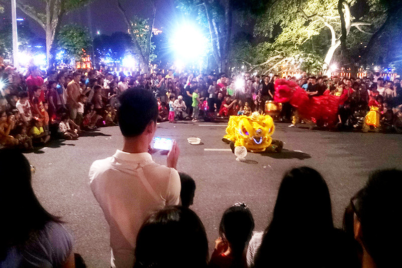 Hàng nghìn người đổ về phố đi bộ tham gia các hoạt động, trò chơi dân gian vào buổi tối.