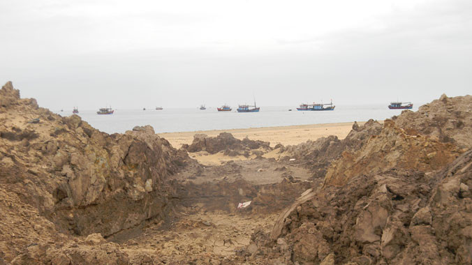 Núi bùn đất chỉ cách mép nước chừng 10m